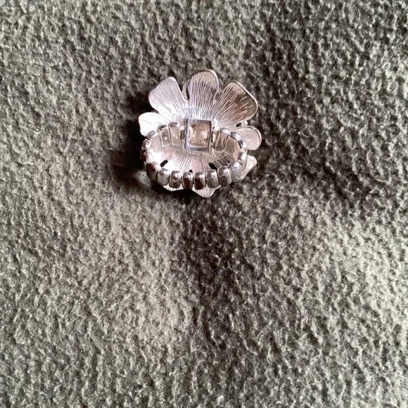 Liz Claiborne silver flowers necklace, earnings and ring. - Picture 2 of 3